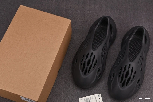 HP8739 Yeezy RNNR Onyx Adidas Foam 0809